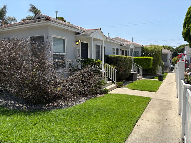 Exterior Walkway - 2202 Ocean Park Blvd