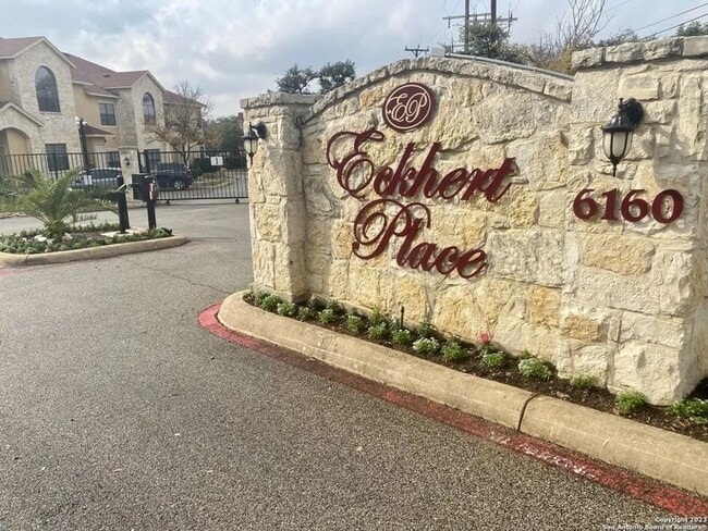 Building Photo - GREAT LOCATION NEAR MEDICAL & USAA | 3 BED...