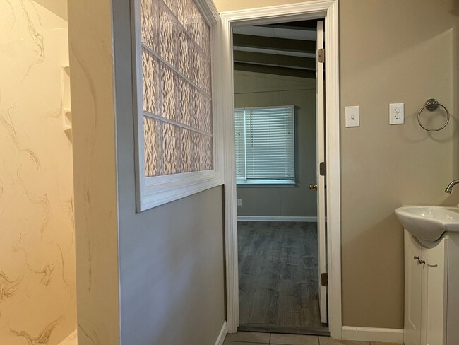 Building Photo - Spacious 4 Bedroom 2 bath home in Pawley's...