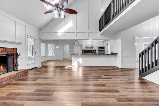 Building Photo - AVAILABLE NOW!! 5 Bedroom 3.5 Bath Fully R...