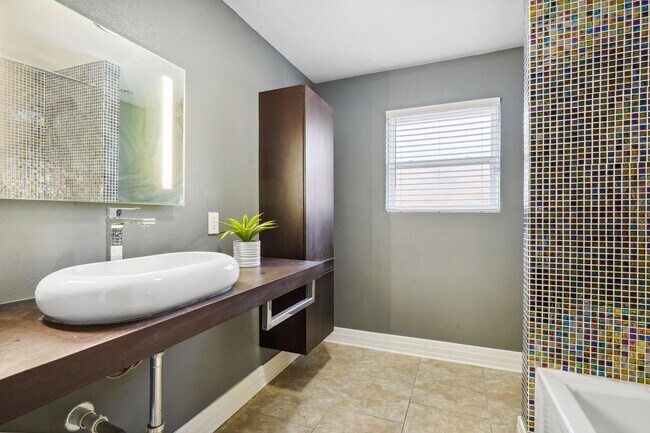 Building Photo - 6752 Fleur De Lis Dr