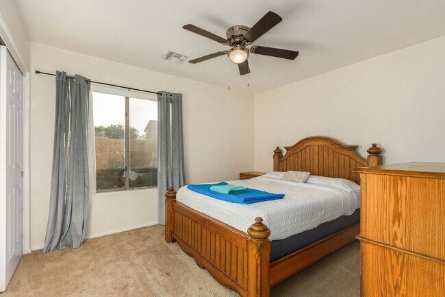 Building Photo - Spectacular 5 bdrm Home, OFFERS SOLAR ELECTRIC!