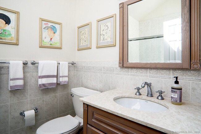 Building Photo - 11 Beechwood Ln