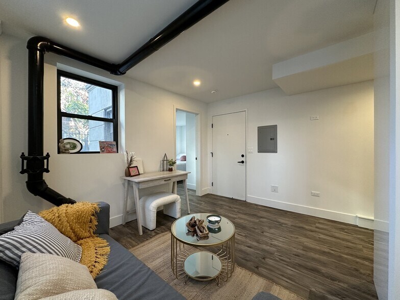 Building Photo - 941 W Carmen Ave