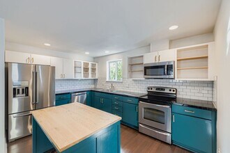 Building Photo - Stunning 3-Bed/1.75-Bath + Den Townhome with Hot Tub in Capitol Hill!