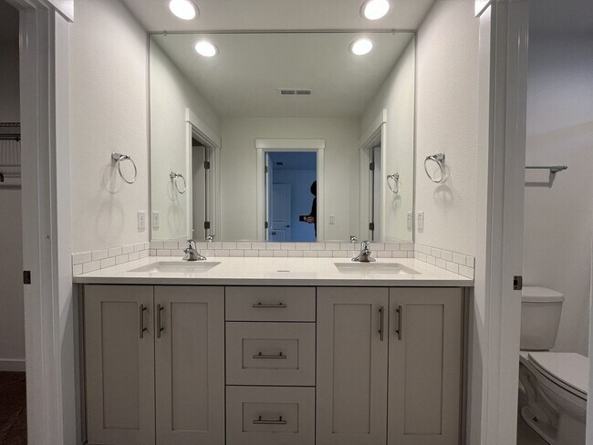 Building Photo - Gorgeous 3BR Home with Open Main Level & Large Primary Suite