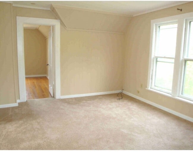 Building Photo - 316 N Van Buren St