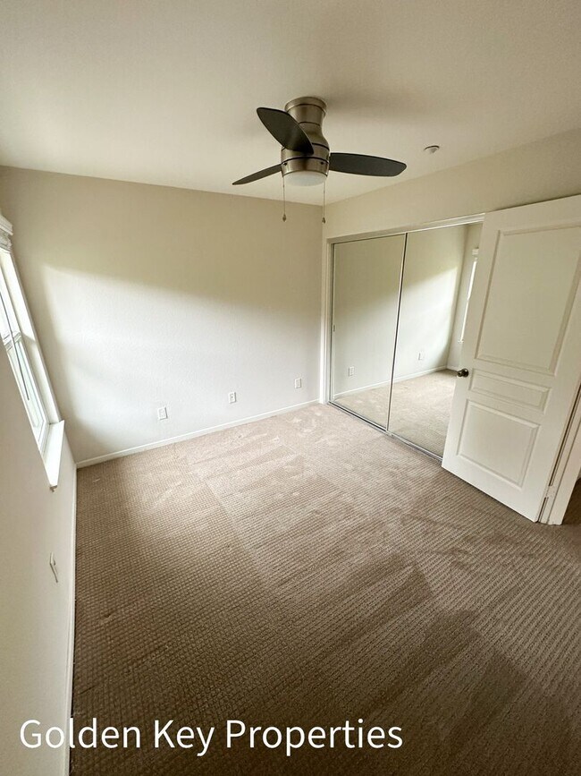 Building Photo - Beautiful, highly desirable end-unit in Co...