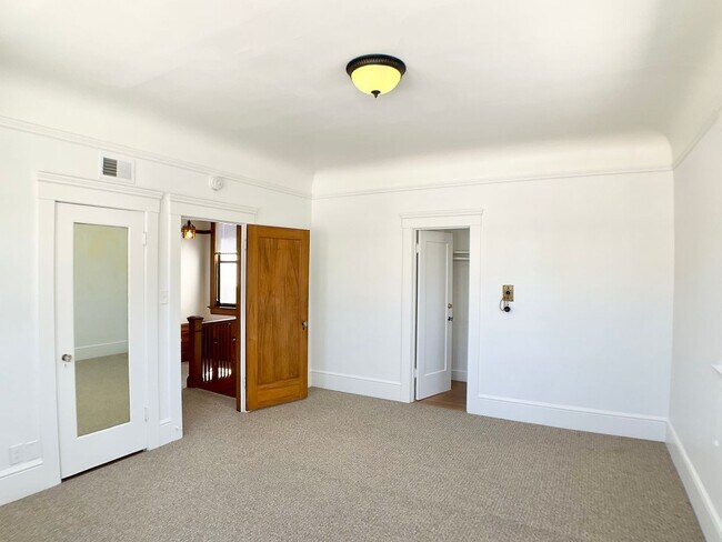 Building Photo - Stunning Multi-Level 4/2.5 W/ Dining Room....