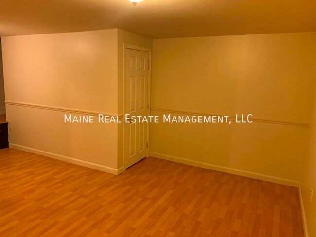 Building Photo - 5 River Village Dr
