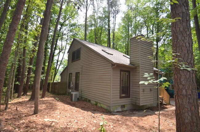 Building Photo - Charming 2 Bed / 2 Bath Home in Prime Chapel Hill Location