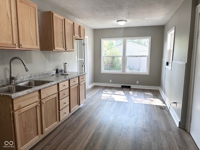 Building Photo - 2921 E Brookside Ave