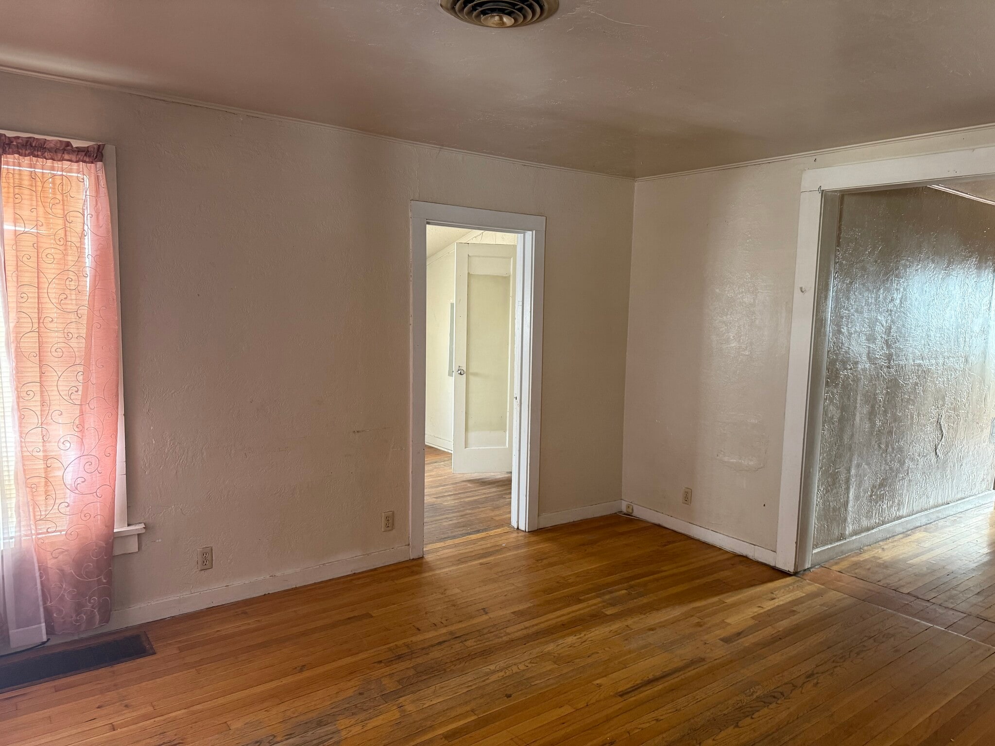 Building Photo - 907 Rood Ave