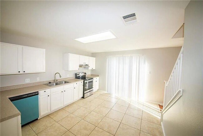 Building Photo - 2208 Bluebonnet Dr