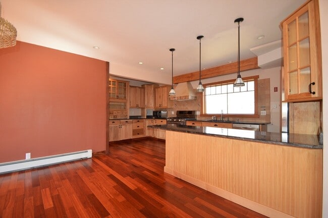 Building Photo - 64 Ballardvale St
