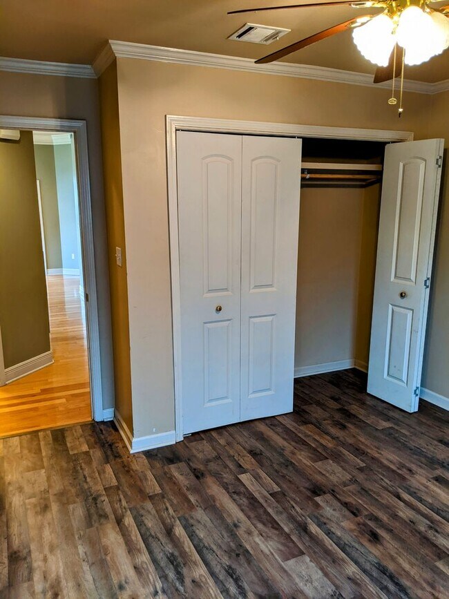 Building Photo - Spacious 3/2 home in a Convenient Location!