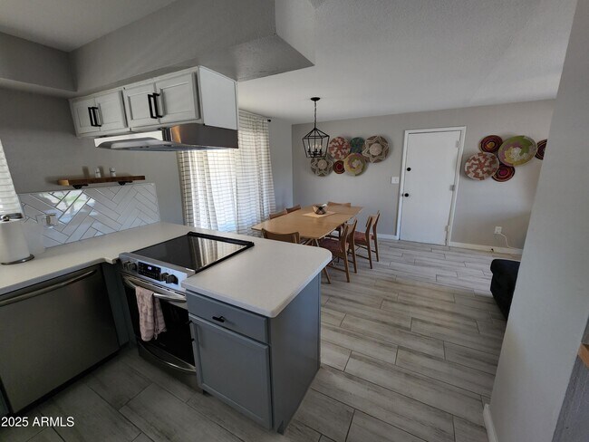 Building Photo - 630 E Julie Dr