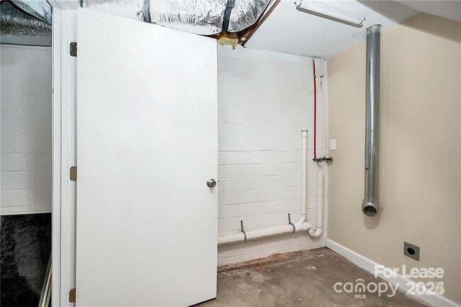 Building Photo - 1005 Rainbow Dr