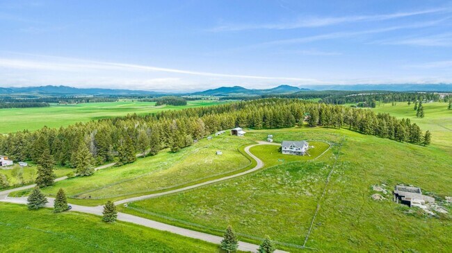 Building Photo - 5-bedroom, 3-bathroom furnished home in Ka...