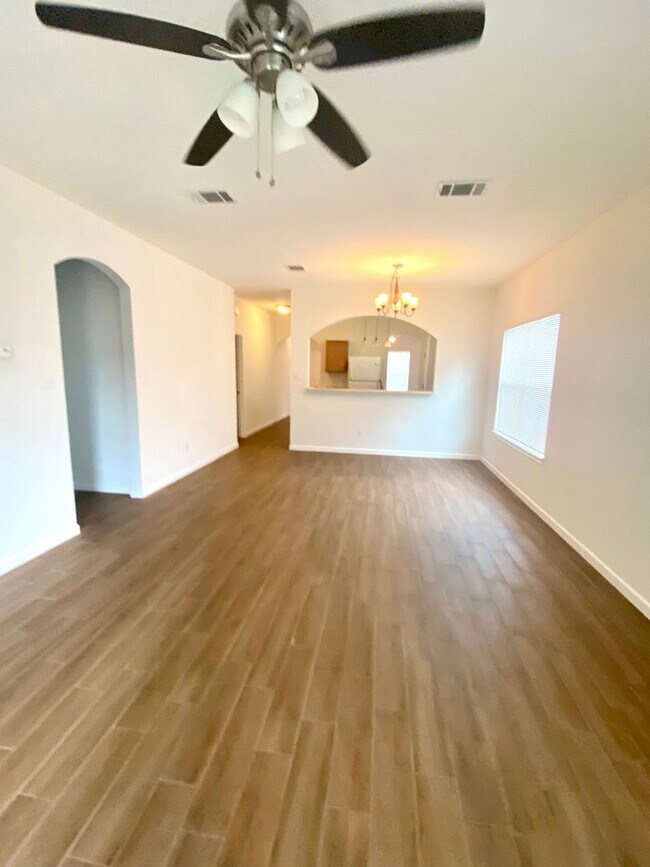 Building Photo - 804 N Creek Blvd