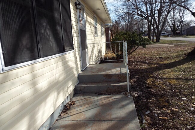 Building Photo - 308 N Sunshine St