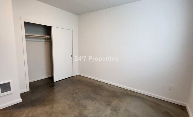 Building Photo - Unique 2 BD | 1 BA Home - SE Portland