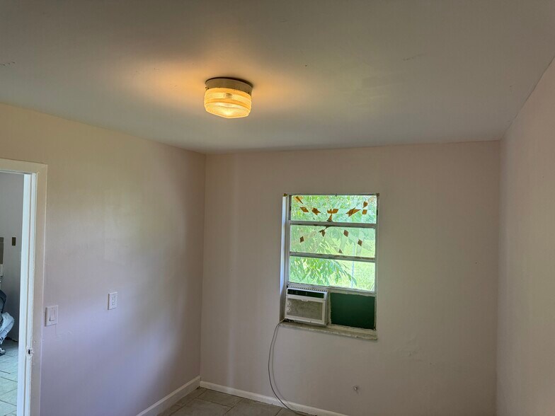 Building Photo - 2143 Laura Ln