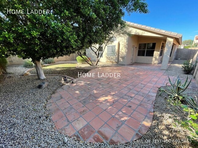 Building Photo - 4723 E Weaver Rd