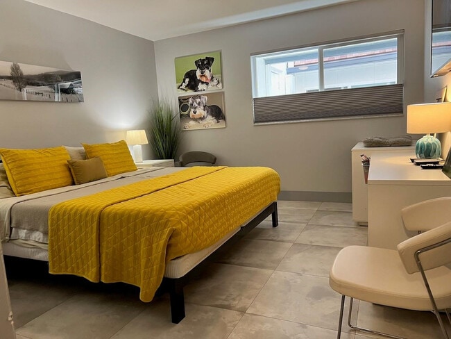 Building Photo - 4021 N Cypress Dr