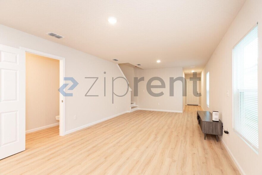 Building Photo - Unit