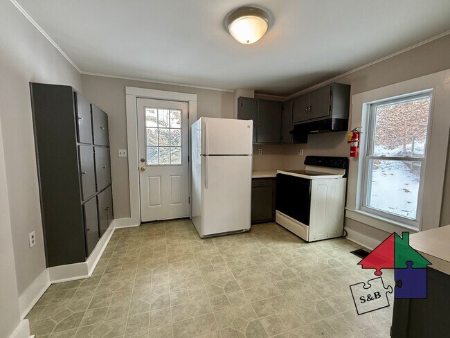 Building Photo - 32 Hall St