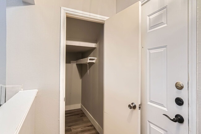 Building Photo - 512 Eberhart Ln