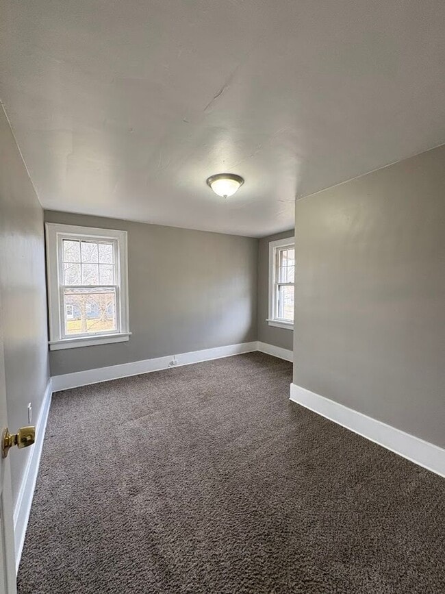 Building Photo - Large 4 bedrooms 1 full bathroom home for rent