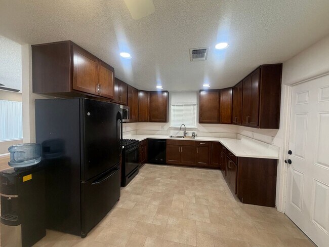 Building Photo - 3 bedroom 2 bathroom in North Hanford