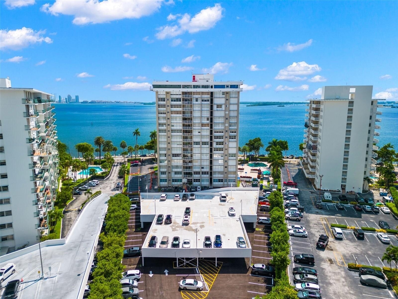 Building Photo - 1420 Brickell Bay Dr