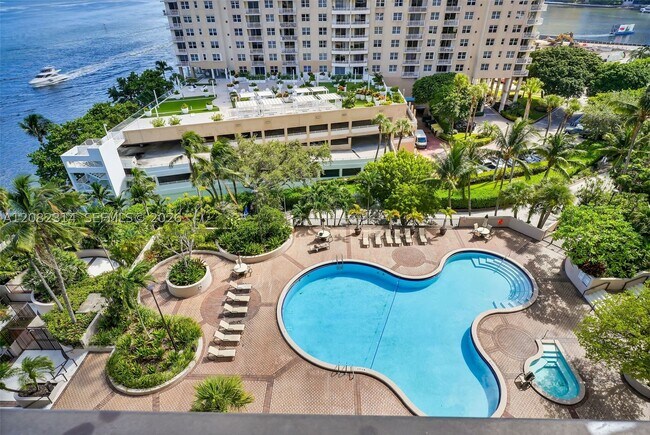 Building Photo - 520 Brickell Key Dr