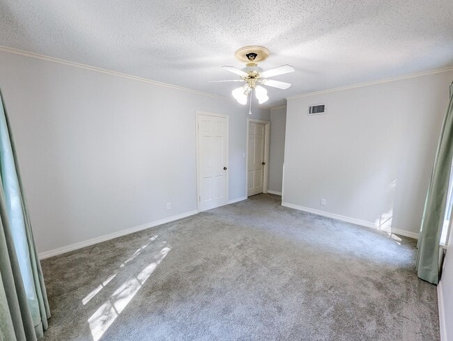 Building Photo - Spacious 4/3 bathroom Home
