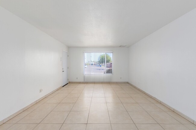 Building Photo - 4 BEDROOM, 2 BATH TEMPE HOME WITH SPACIOUS...