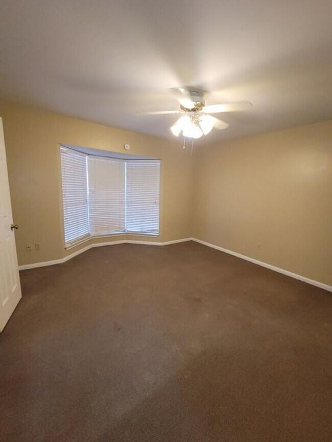 Building Photo - Orange Tree - West Campus- Beautiful 2 Bed...