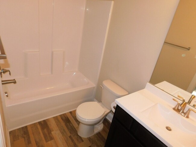 Building Photo - Like New Townhome!