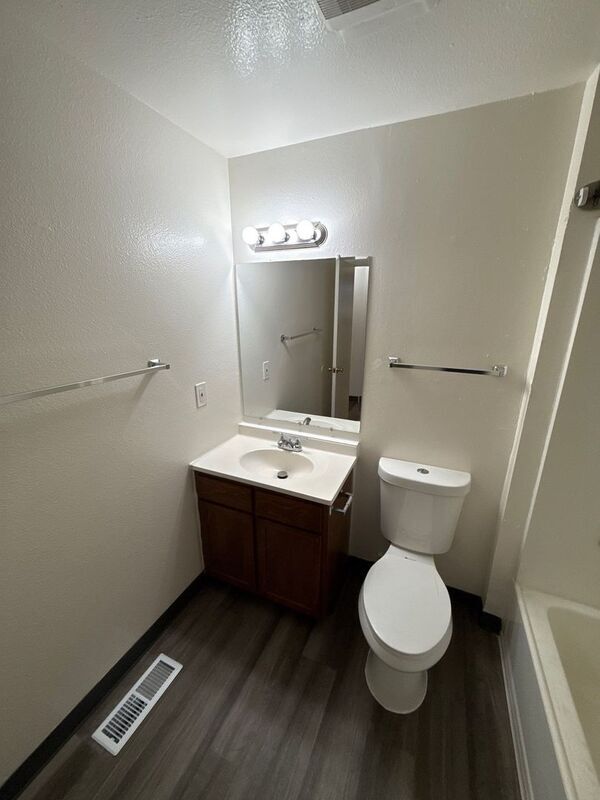 Building Photo - 848 Plymouth Dr NE