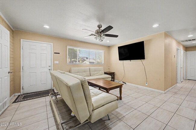 Building Photo - 515 E Vista Del Cerro Dr
