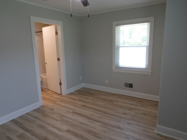 Building Photo - 3Bd/2BA   Brick Ranch Home