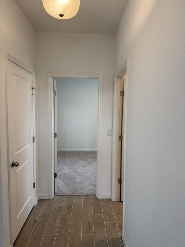 Building Photo - "Spacious 4-Bed Oasis with Granite Finishes & Guest Suite in Jacksonville!"