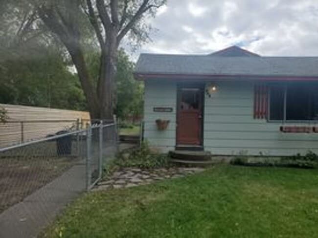 Building Photo - Marsenich- 2 bedroom house with fenced yard.