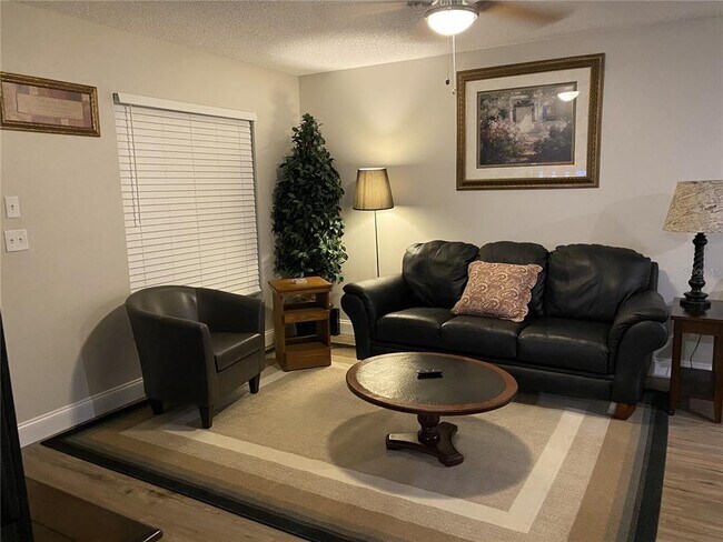 Building Photo - 930 Cedar Cir