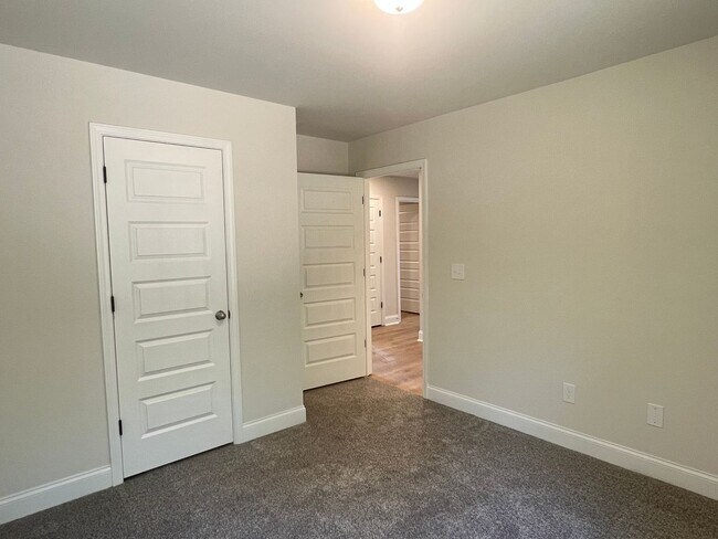 Building Photo - Beautifully Done & Brand New 4BD/2.5 Home in Jones Co.
