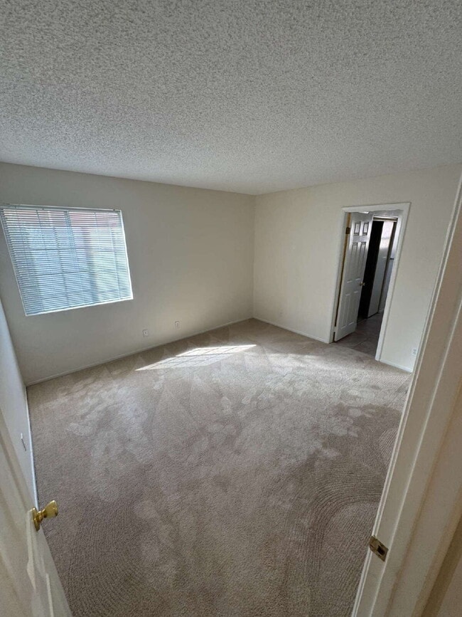 Building Photo - 3 Bed, 2 1/2 Bath Henderson