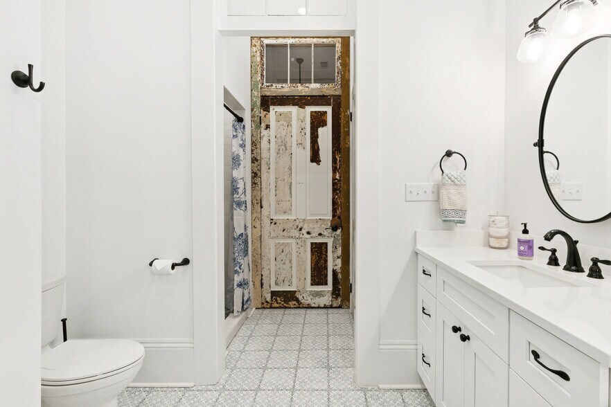 jack & jill bathroom connecting both guest rooms, soaking tub and shower - 2337 N Rampart St