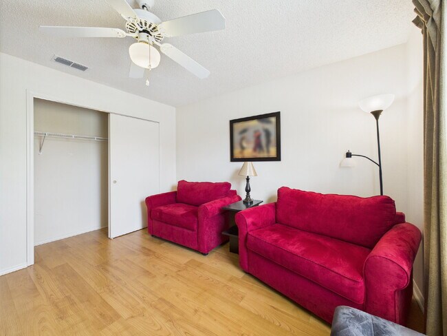 Building Photo - 480 Hildalgo Dr